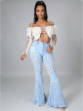 Vaqueros de mezclilla ajustados, desgastados y con agujeros rotos